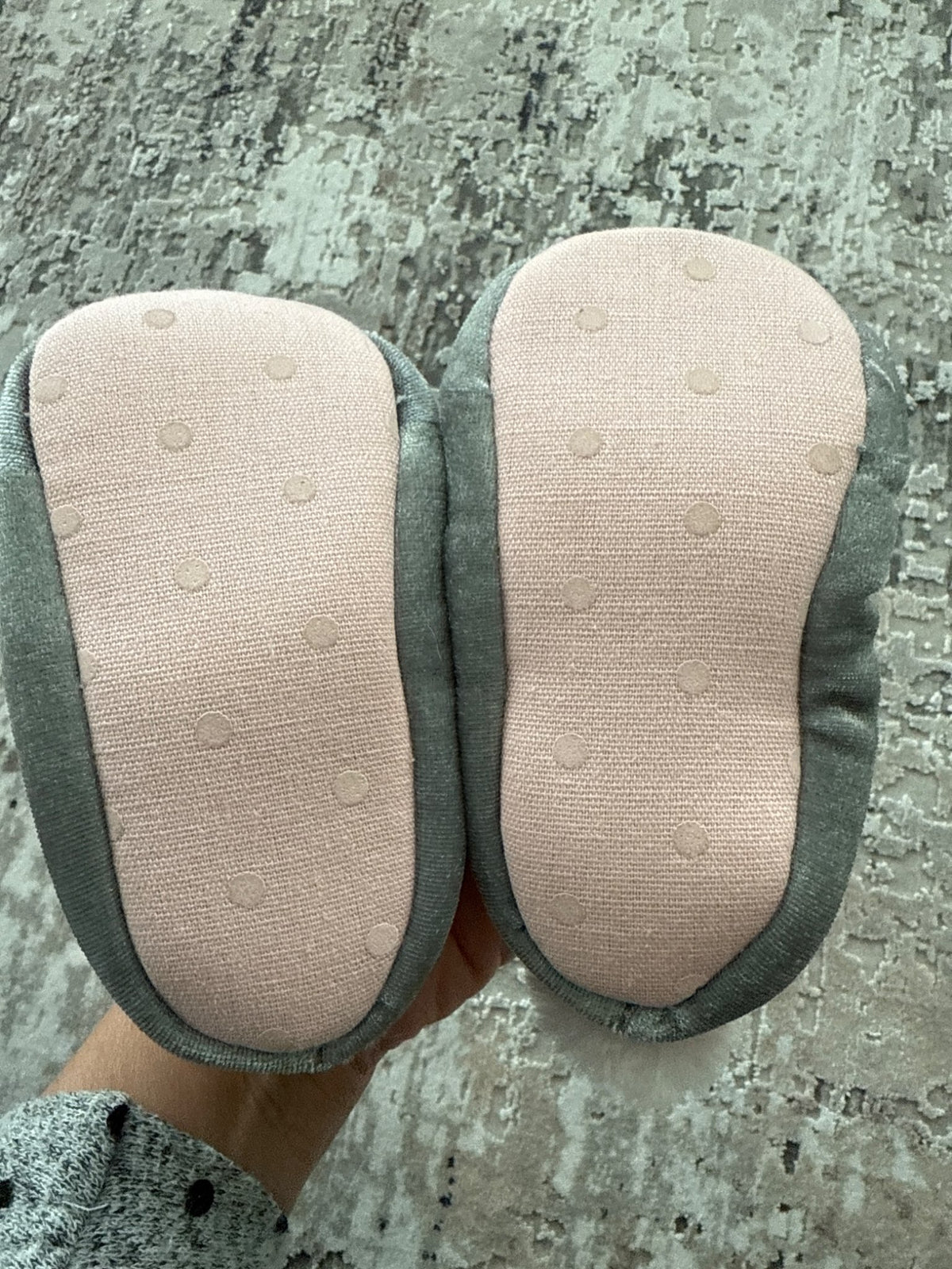 Carter’s size 5/6 bunny grey & pink slippers , Shoes 5.5 (Walkers:12-24 mth)