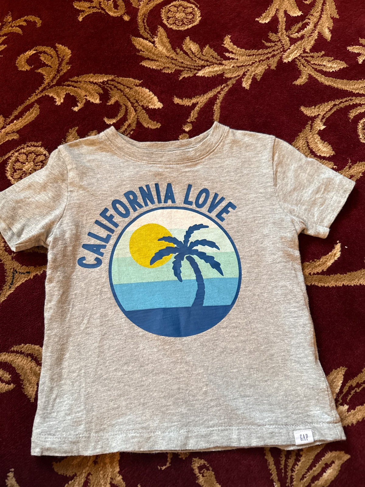 Gap size 2 grey shirt with beige shorts, Kids 24 Month (18-24M)