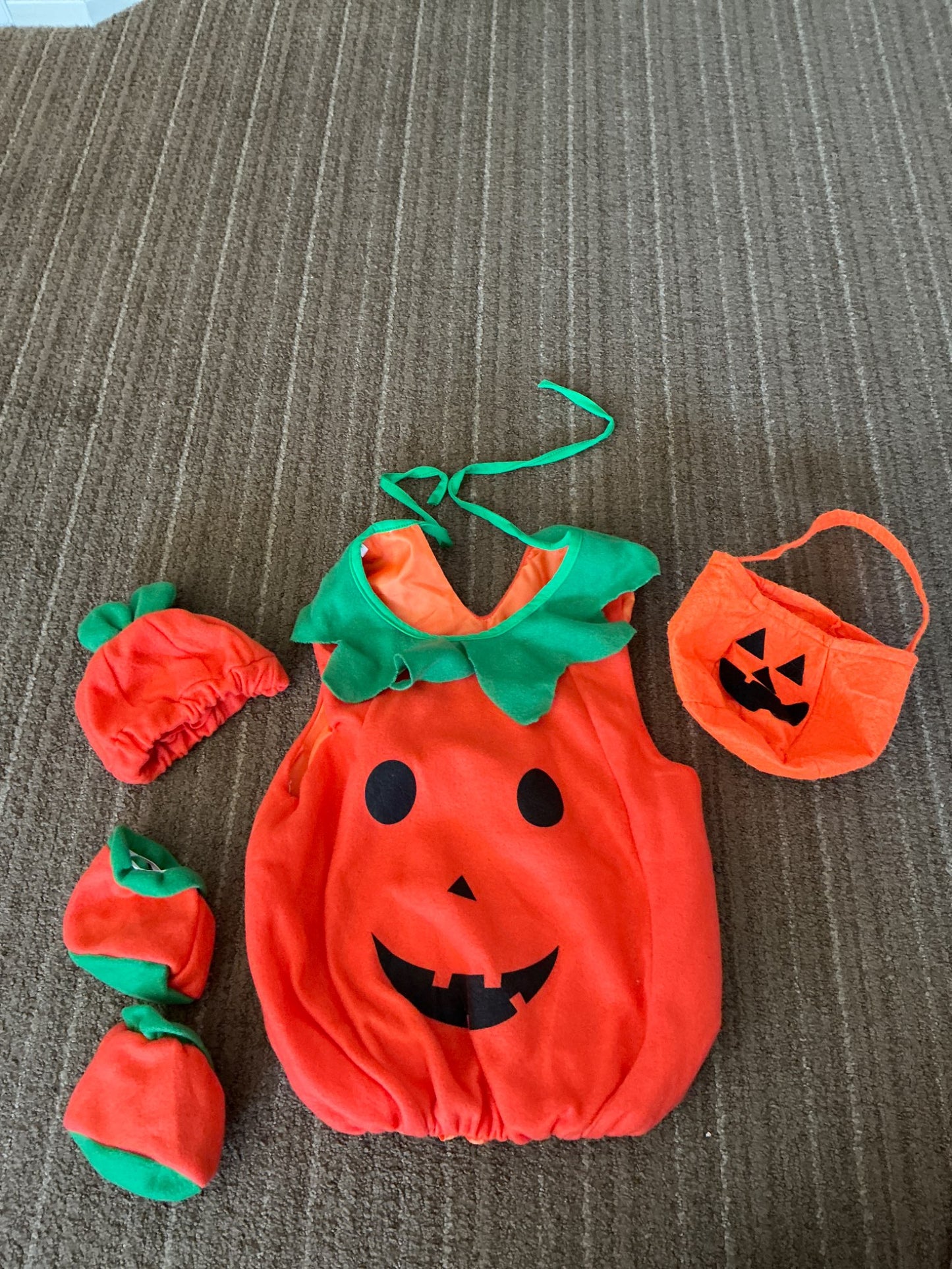 Pumpkin costume w/ accessories 3T, Kids 3T