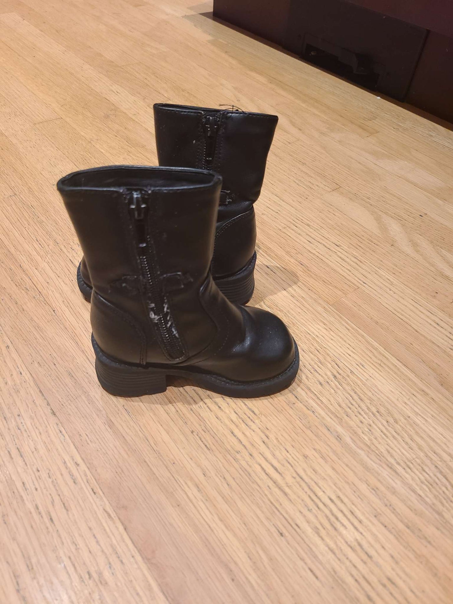 Size 5 sweethearts boots, Shoes 5 (Walkers:12-24 mth)