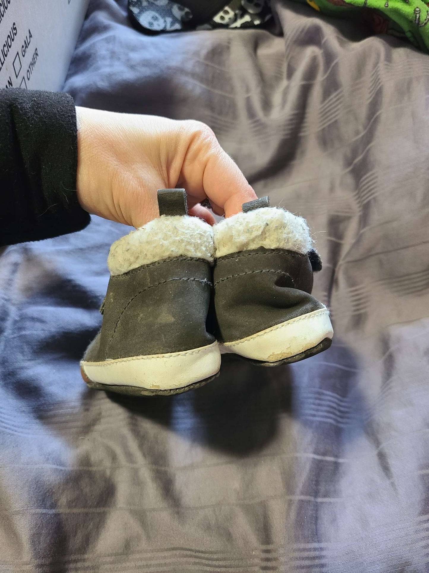 Carter's 6 to 9 month shoes , Shoes 4 (Baby: 0-12 mth)