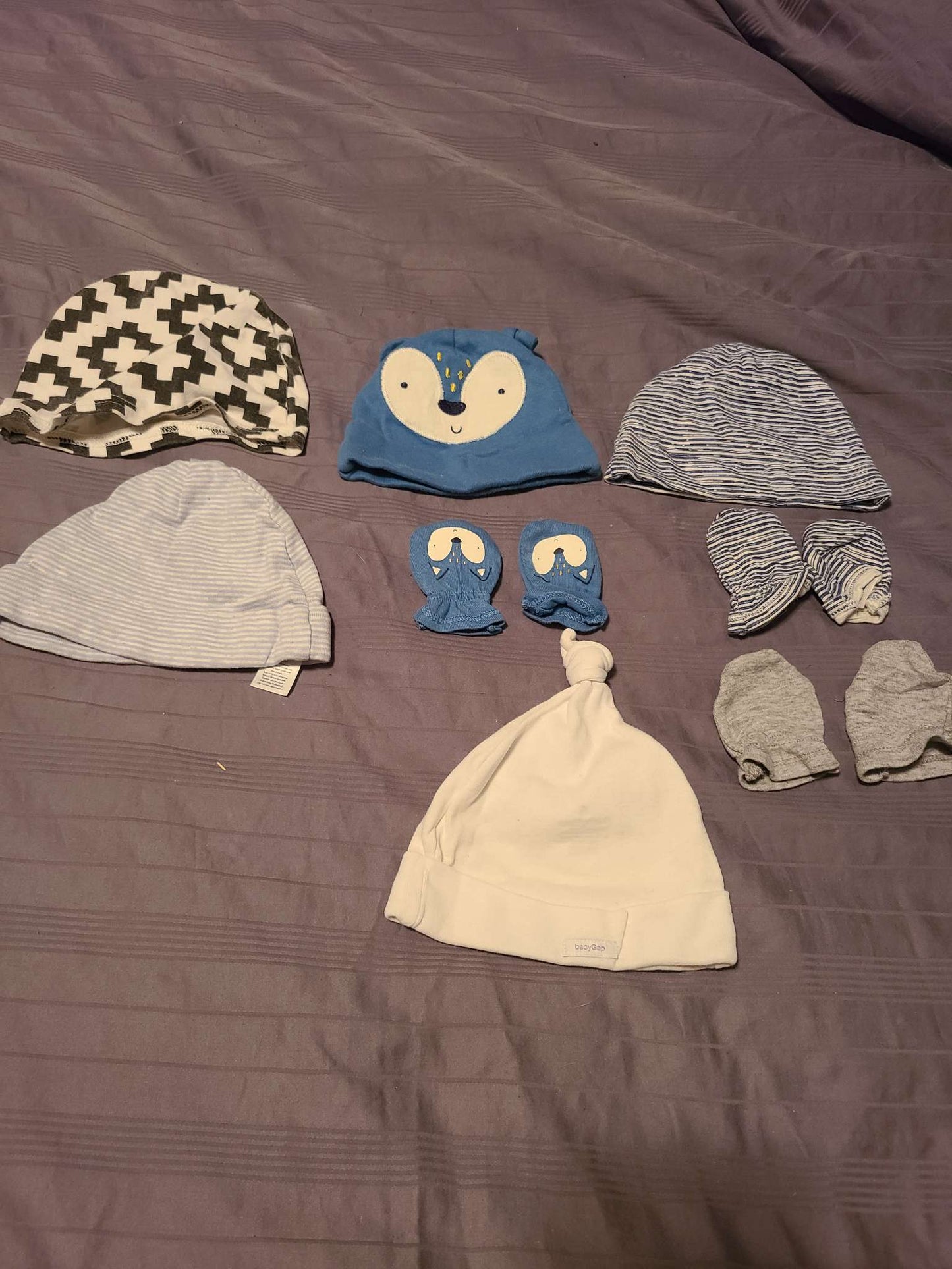 Baby hats and some mitten , Kids 12 Month (9-12M)
