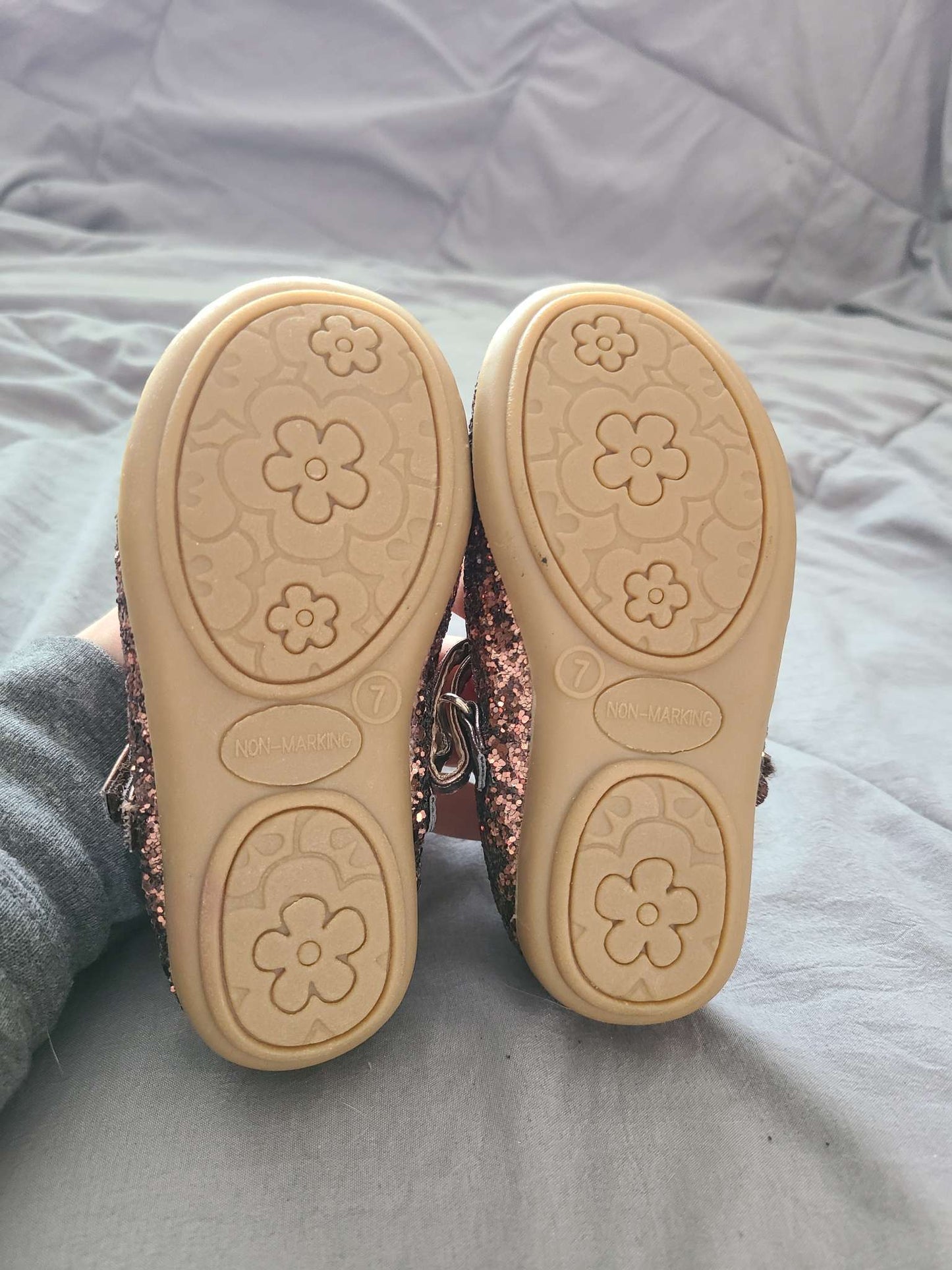 Cherokee size 7 slippers , Shoes 7 (Walkers:12-24 mth)