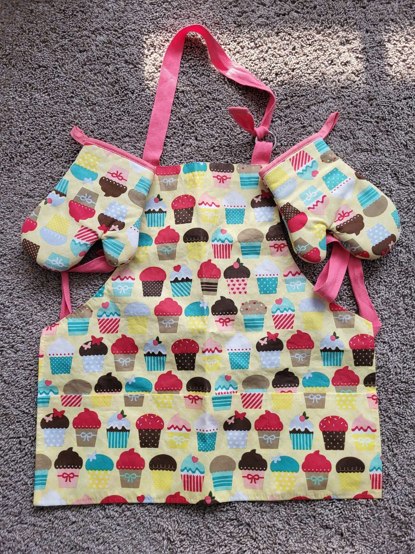 Cupcake Apron with Mitts