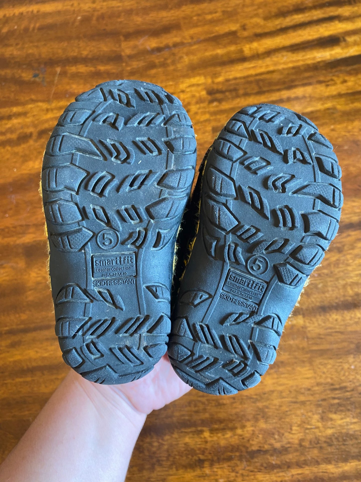 Shoes 5 skid resistant