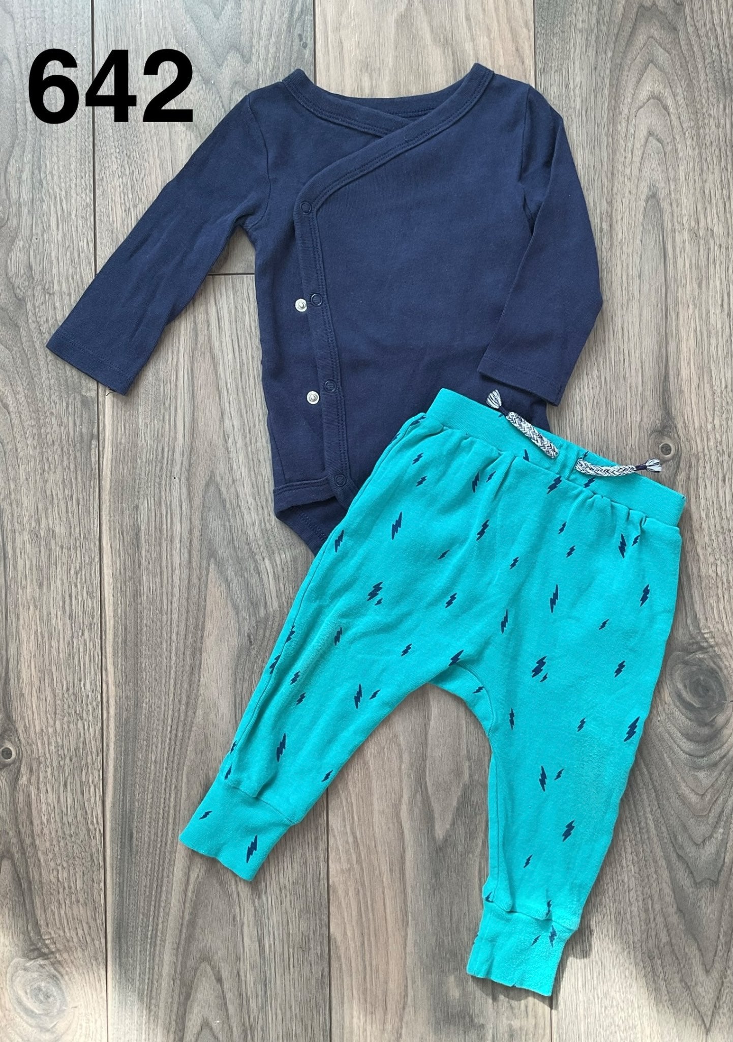 Navy Long Sleeve Onesie and lightning bolt Pants 6-9 Months, Kids 9 Month (6-9M)
