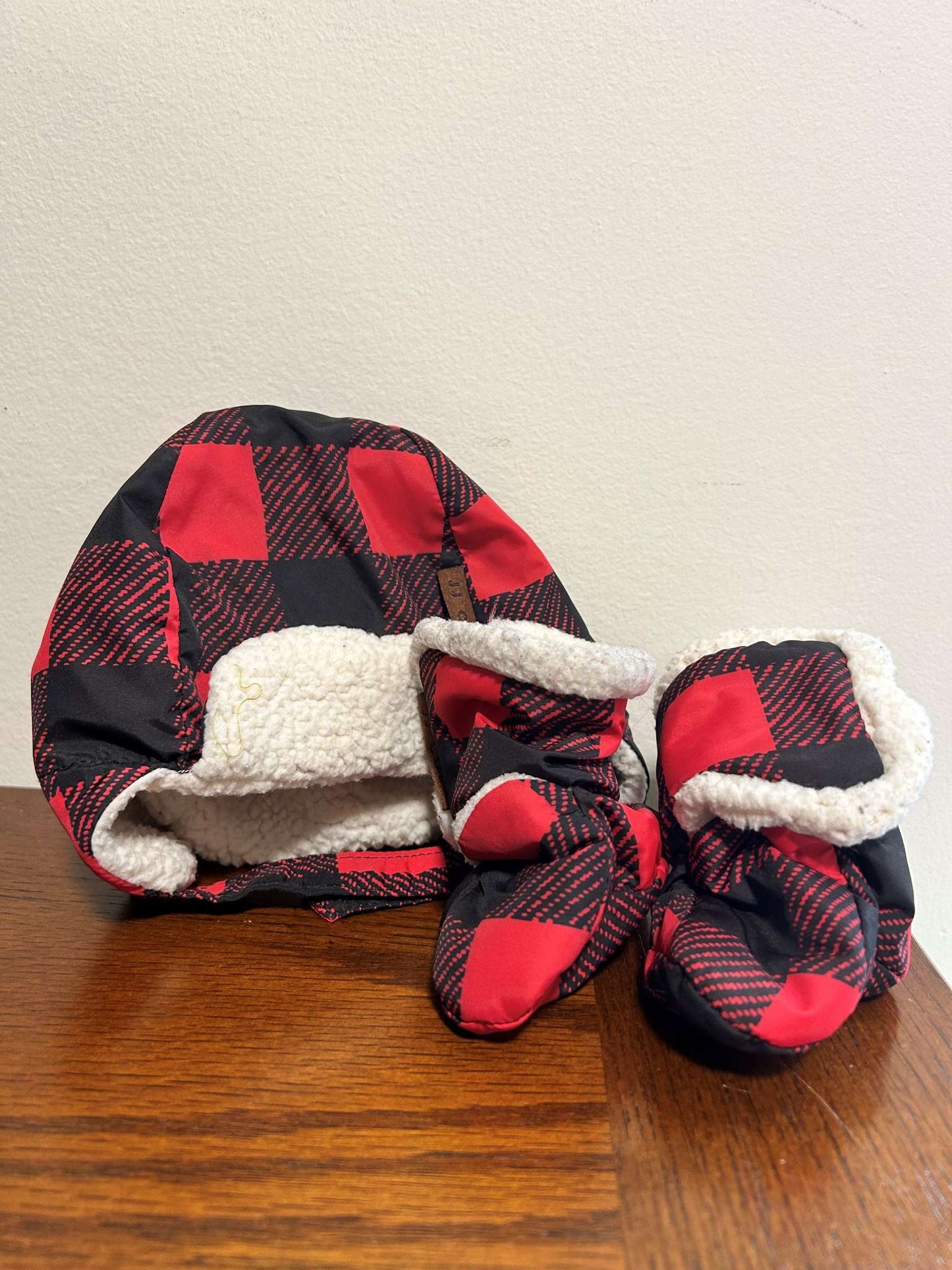 EUC Infant (0-6 Months) Bundle Me Hat & Booties; Retails: $35.00