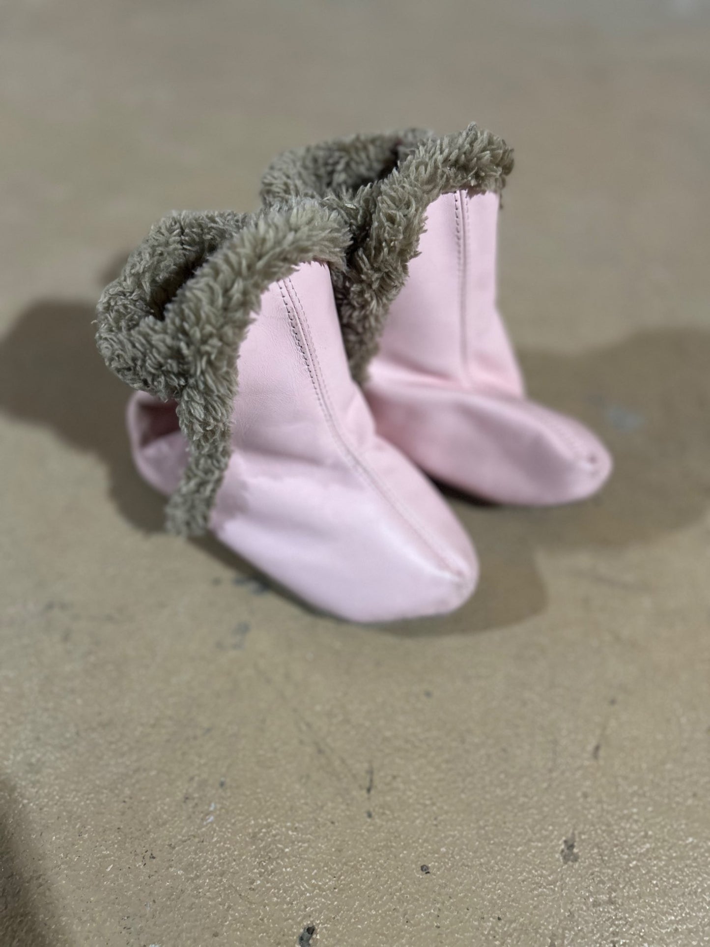 EUC Robeez Classic Bootie (18-24 Months); Retails: $42.99, Shoes 4.5 (Walkers:12-24 mth)