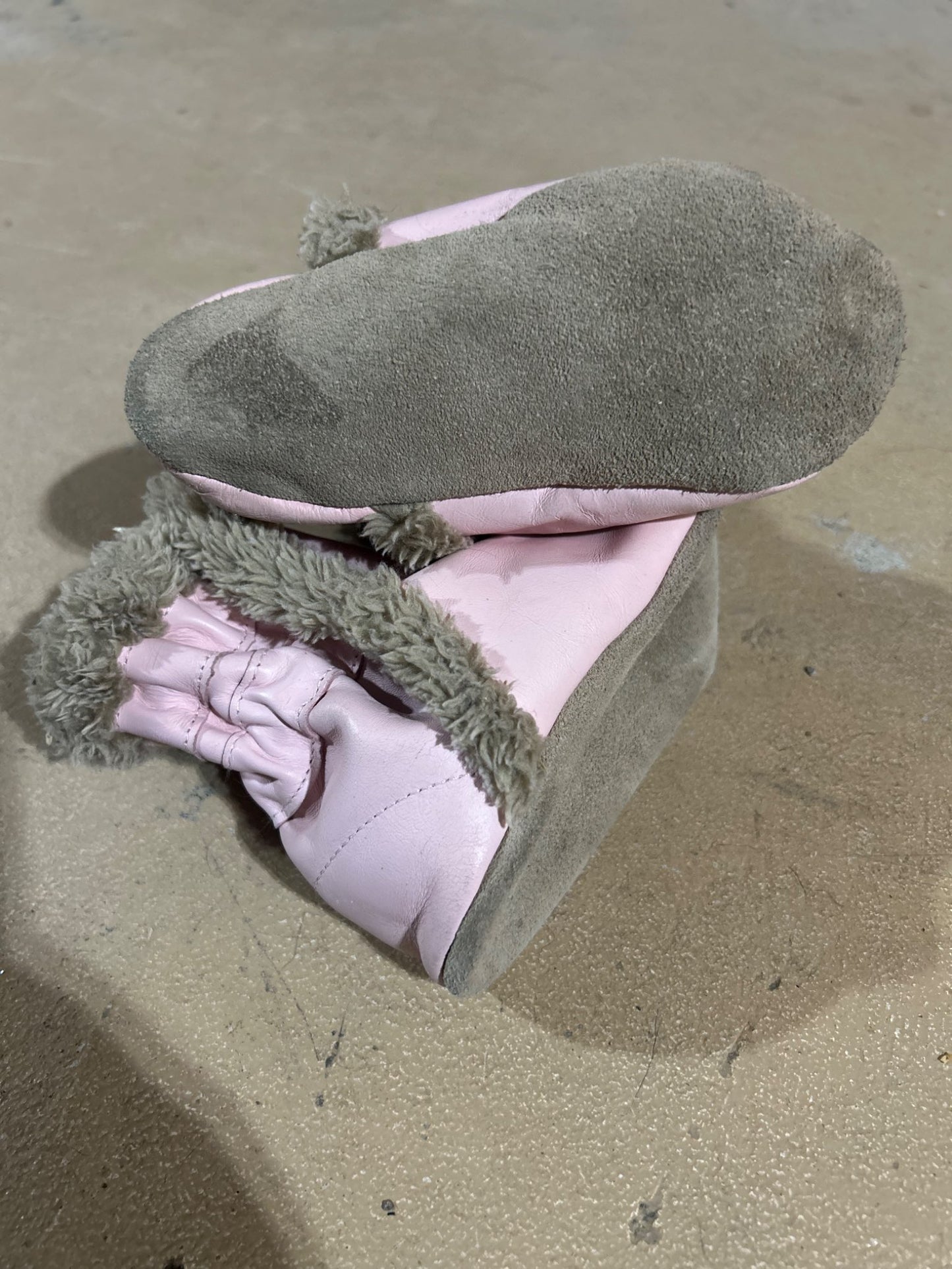 EUC Robeez Classic Bootie (18-24 Months); Retails: $42.99, Shoes 4.5 (Walkers:12-24 mth)