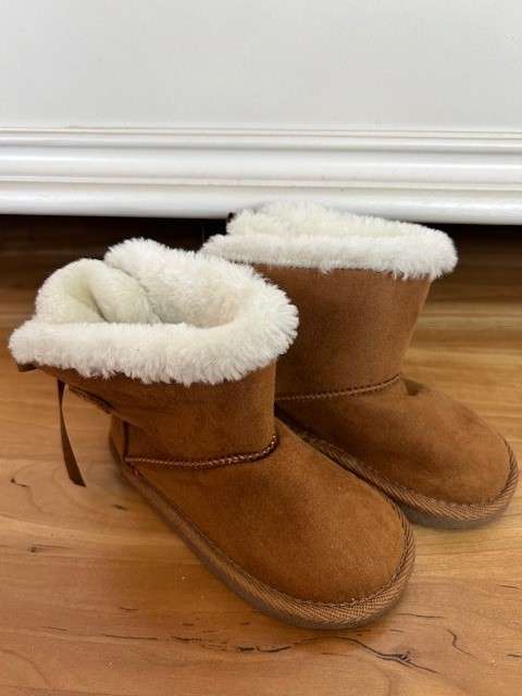 EUC Brown Ribbon (Toddler Size 7) Booties, Shoes 7 (Walkers:12-24 mth)