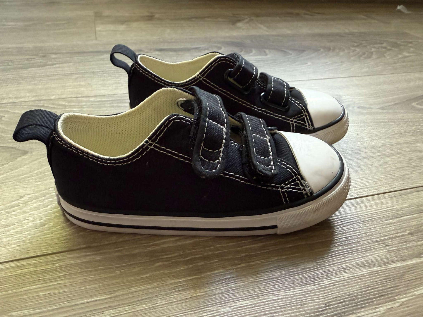 Converse Velcro shoes size 9; MSRP $39.99, Shoes 9 (Toddler:2-4yr)