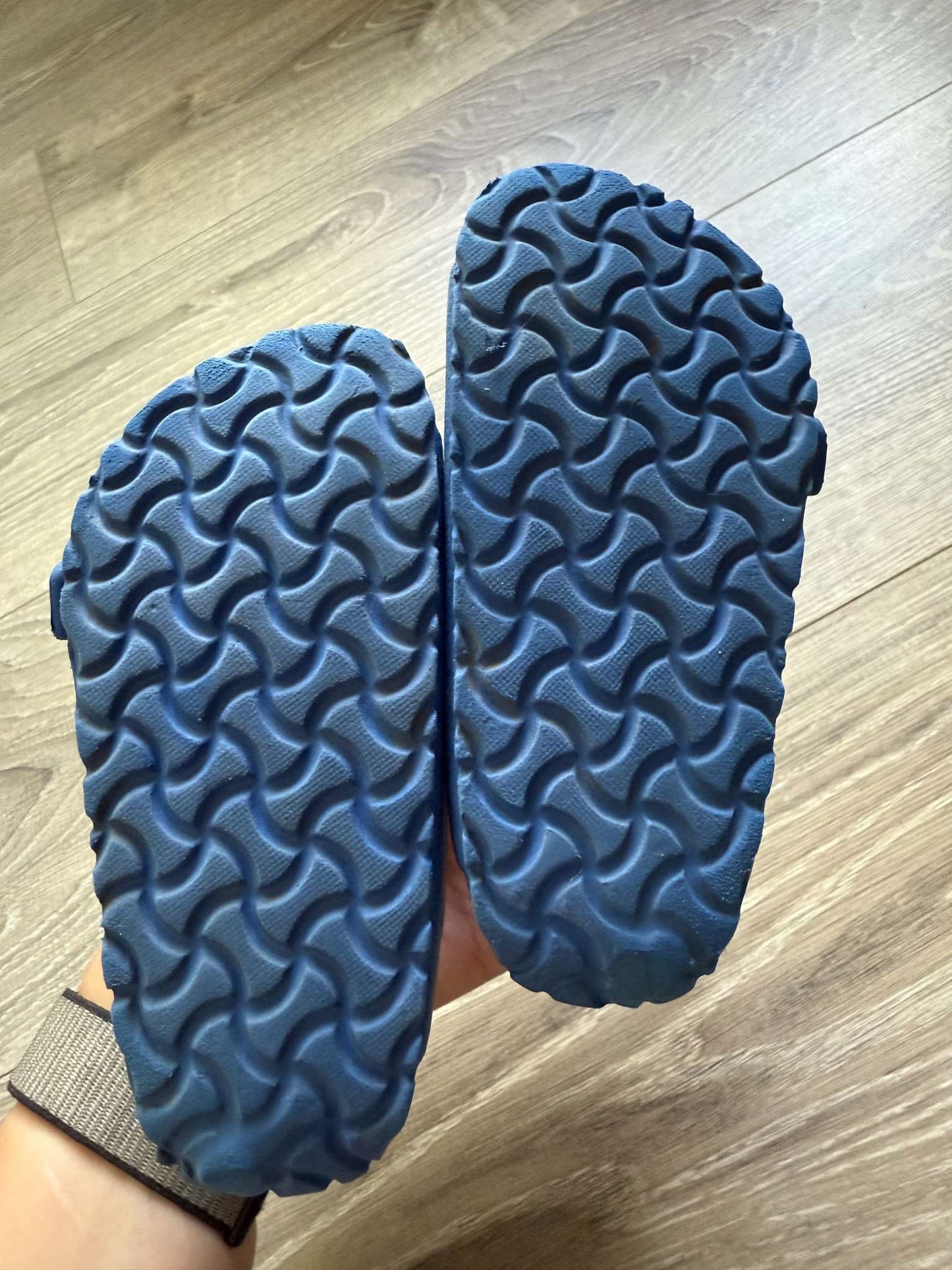 OshKosh Sandals size 5, Shoes 5 (Walkers:12-24 mth)