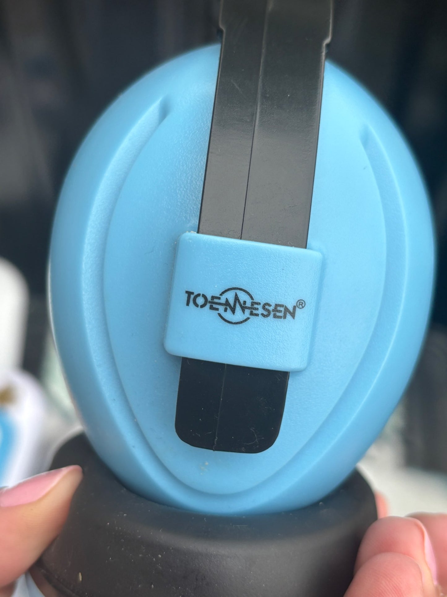 Noise cancelling headphones