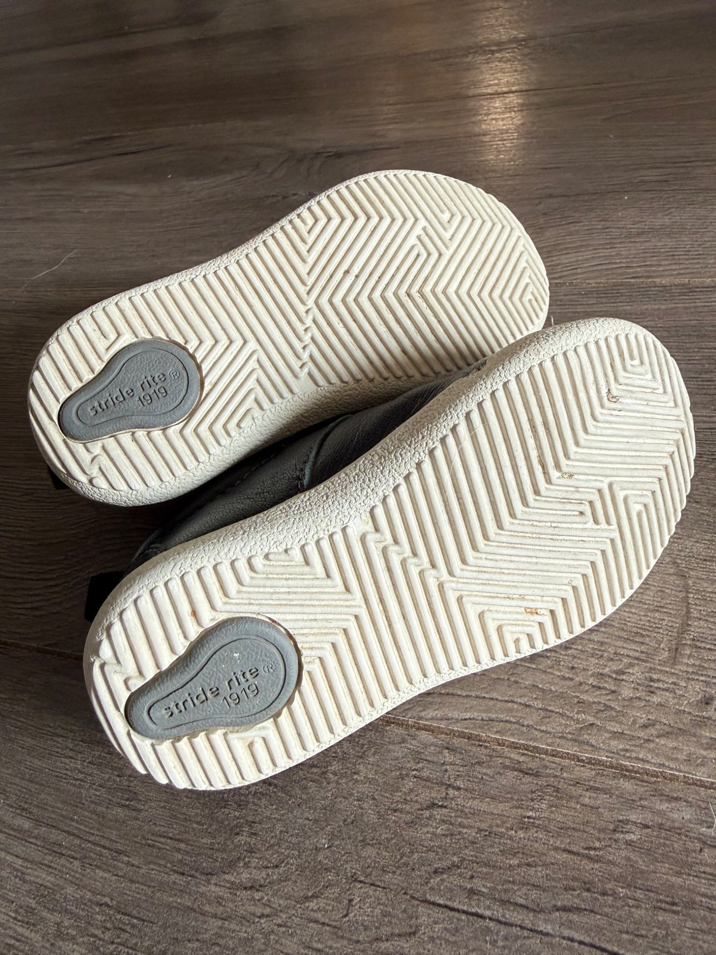Stride Rite Leather Running Shoes size 6, Shoes 6 (Walkers:12-24 mth)