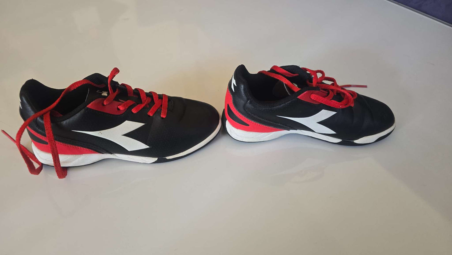 Diadora Indoor soccer shoes , Shoes 2 (Kids:4-8yr)