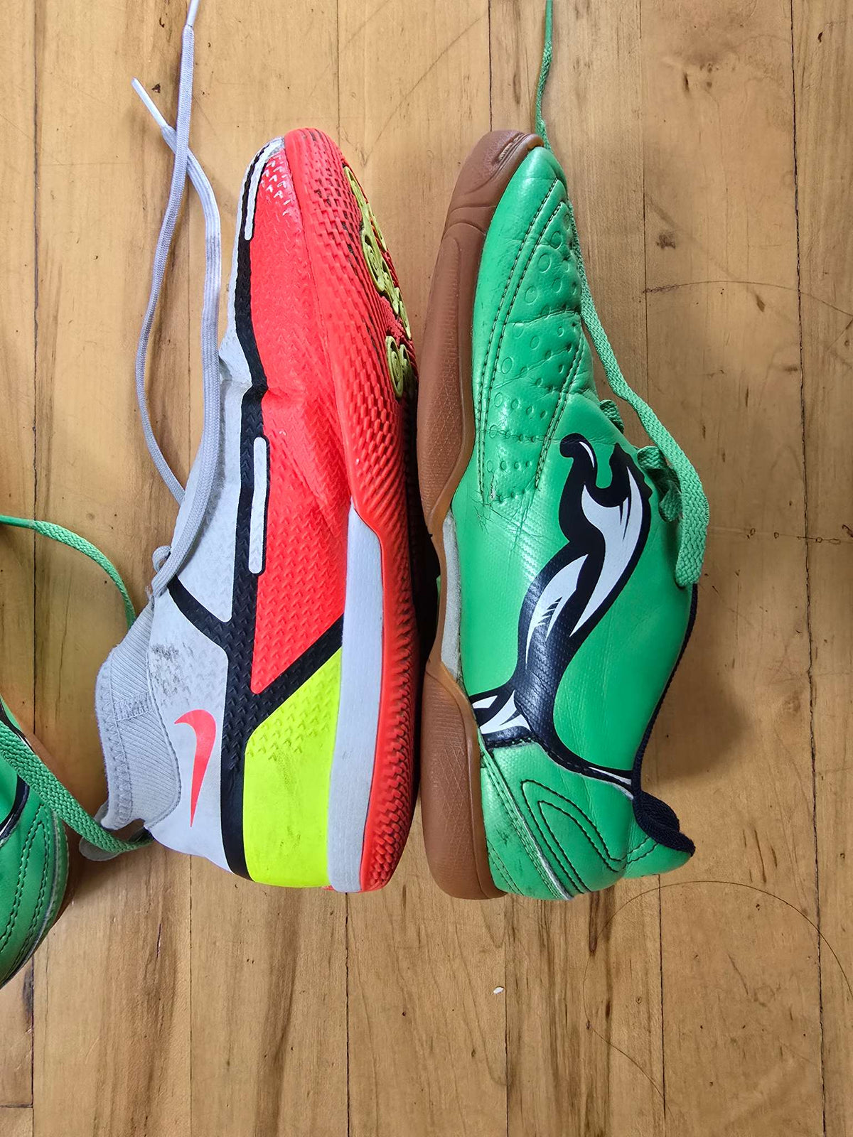 Size 2.5 - 3 Indoor soccer shoes - great condition , Shoes 3 (Kids:4-8yr)