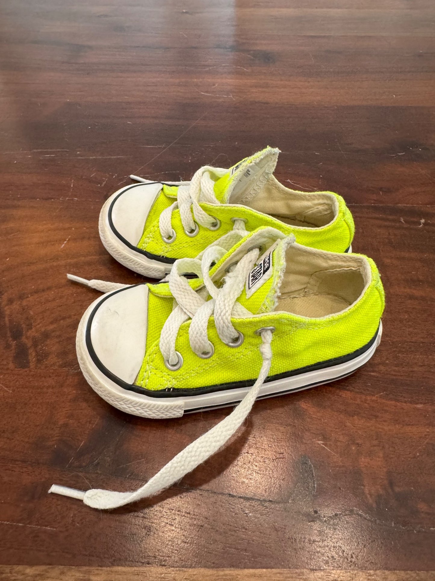 Converse Chuck Taylor All Star Low Top Toddler Sneakers, Size 5 (MSRP $40) , Shoes 5 (Walkers:12-24 mth)
