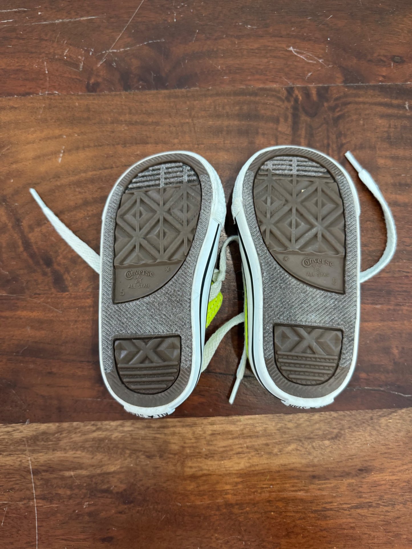 Converse Chuck Taylor All Star Low Top Toddler Sneakers, Size 5 (MSRP $40) , Shoes 5 (Walkers:12-24 mth)
