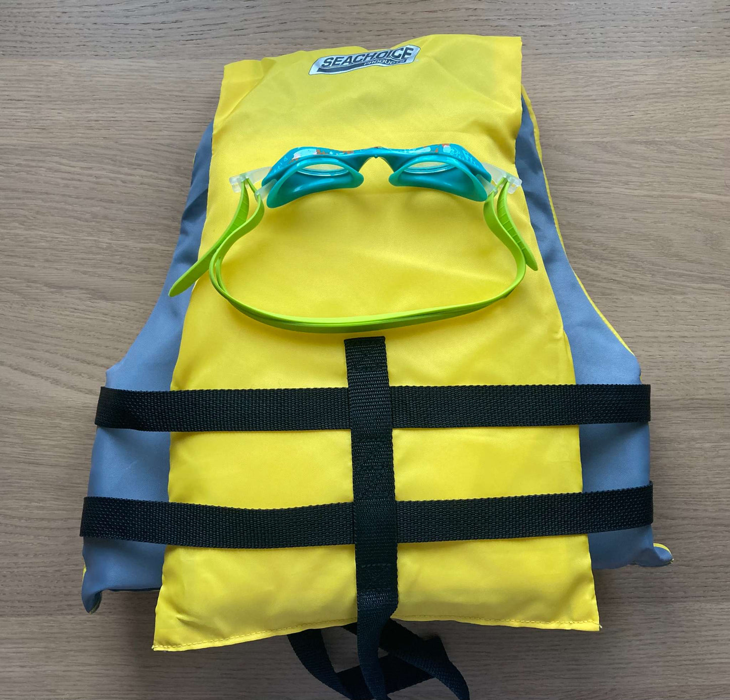Bundle Life Vest & Speedo Goggles