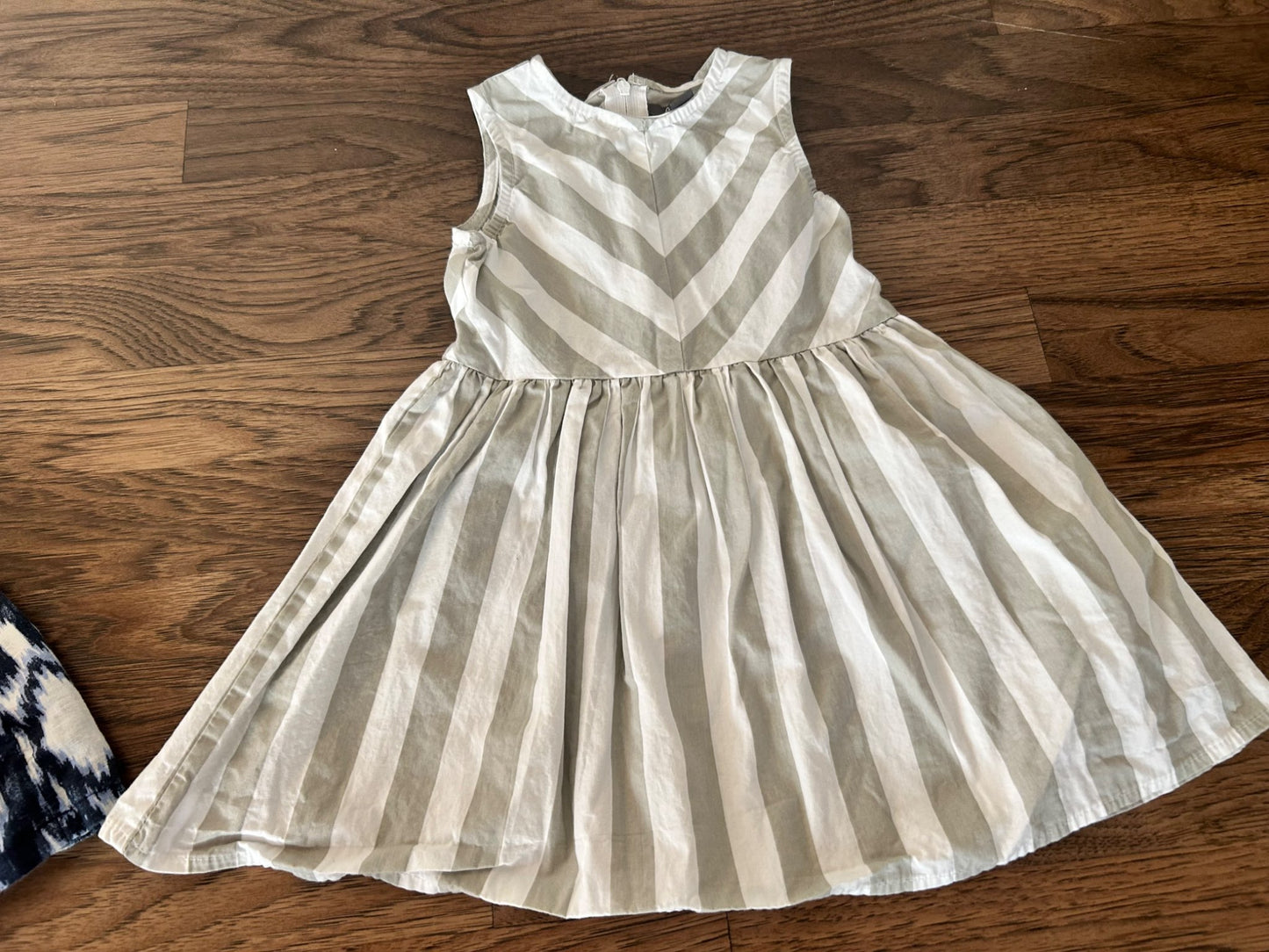 4 x Dresses 18-24 mos (H&M, GAP, Little Earthling, ATUN), Kids 24 Month (18-24M)