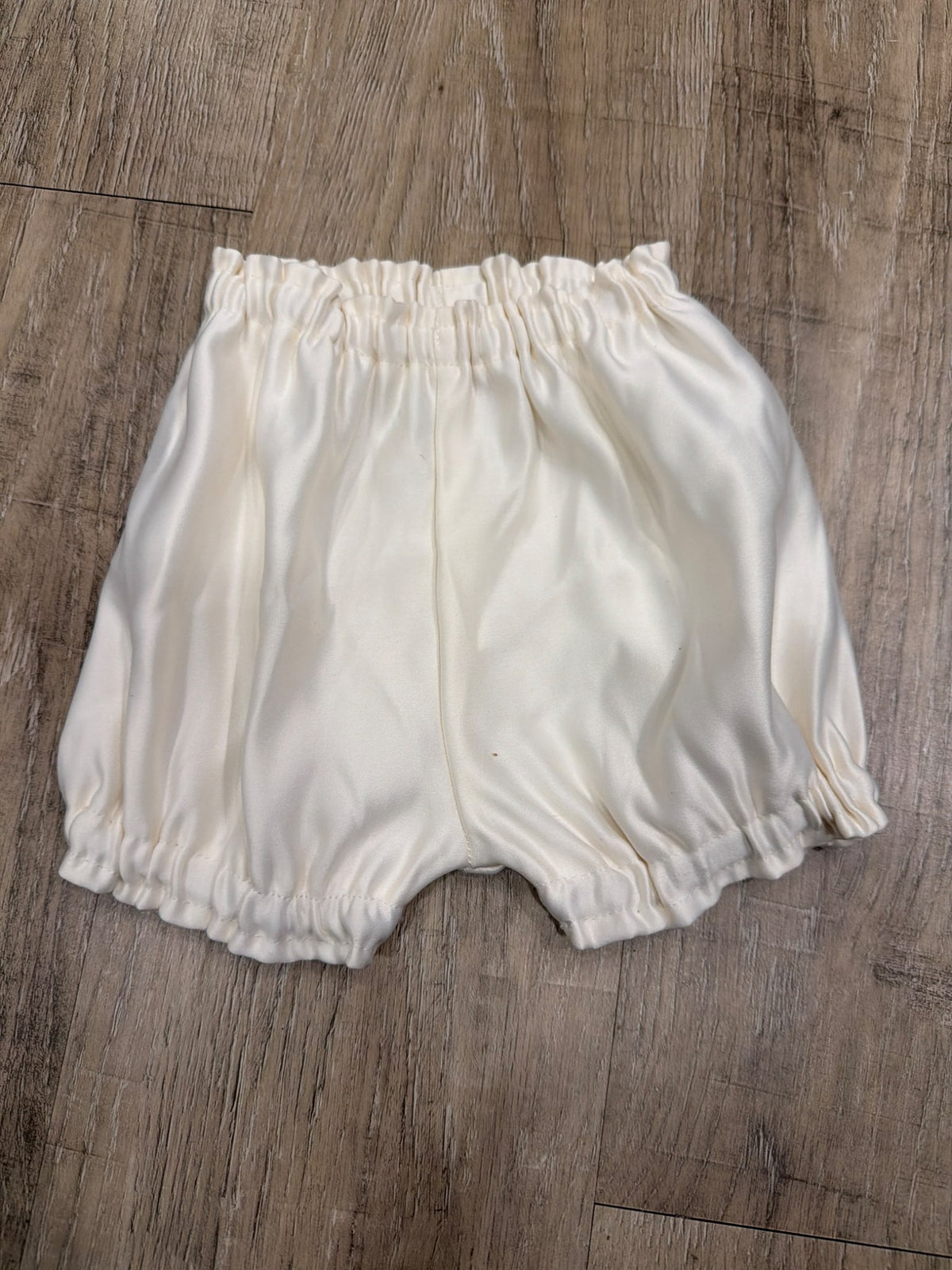 *Satin white 6 month shorts, Kids 6 Month (3-6M)