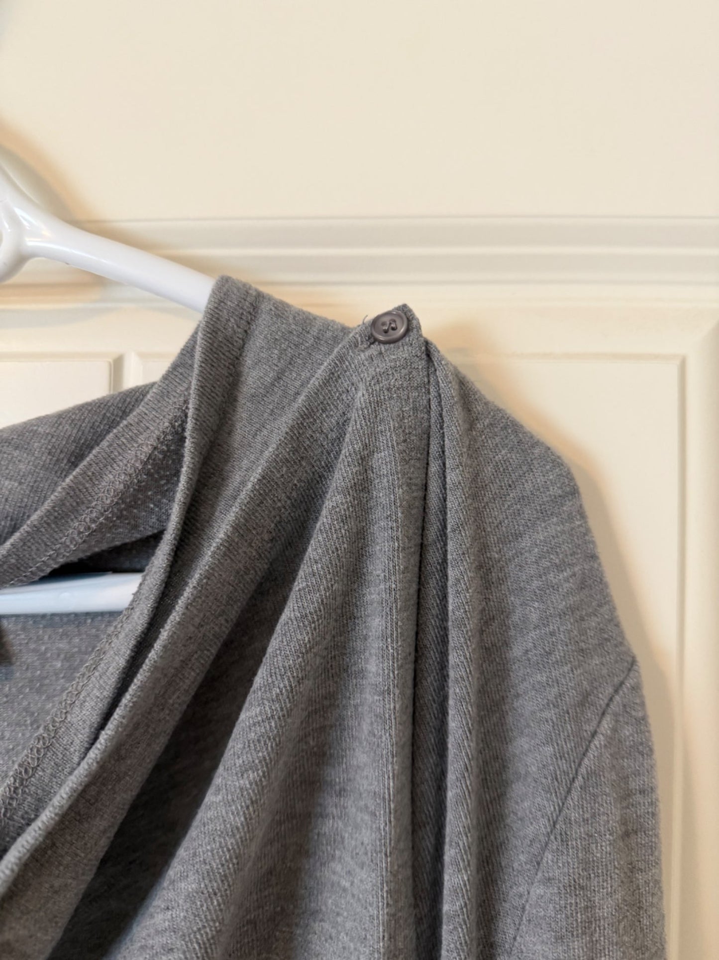 *Motherhood maternity nursing grey sweater like new retails $70, Maternity L (12-14)