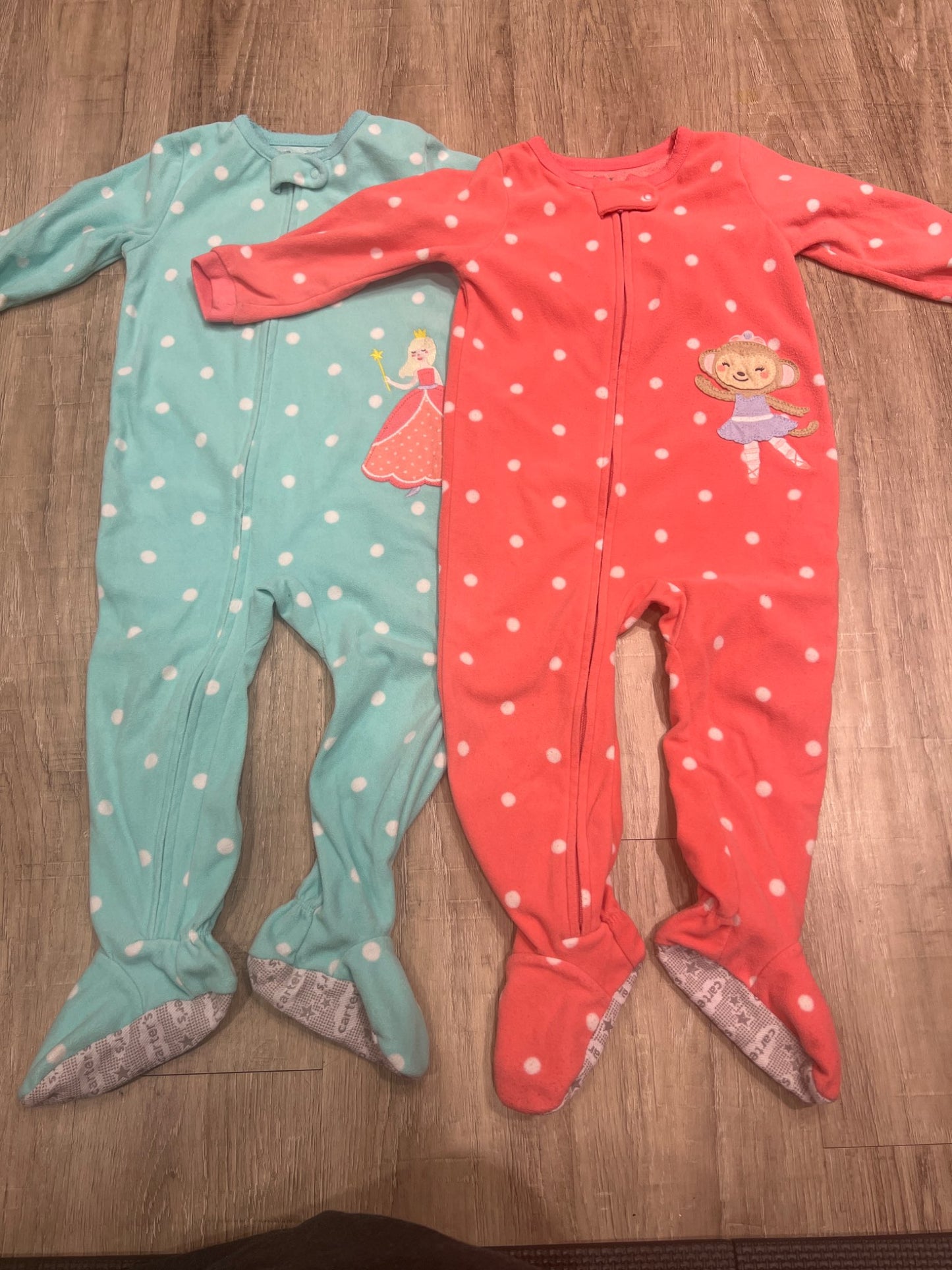 *Bundle of 2 carters fleece pajamas 2T, Kids 2T