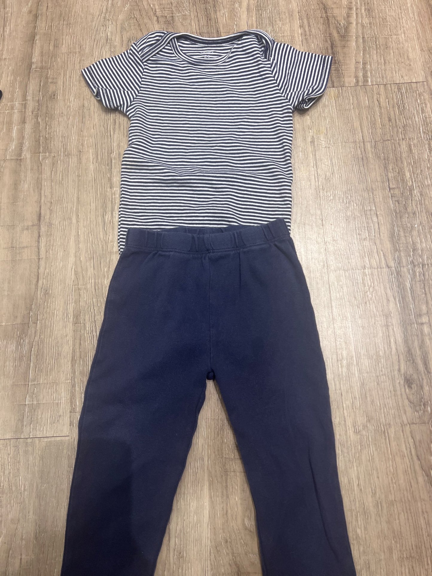 *Carters Matching onesie and pants 24M, Kids 24 Month (18-24M)