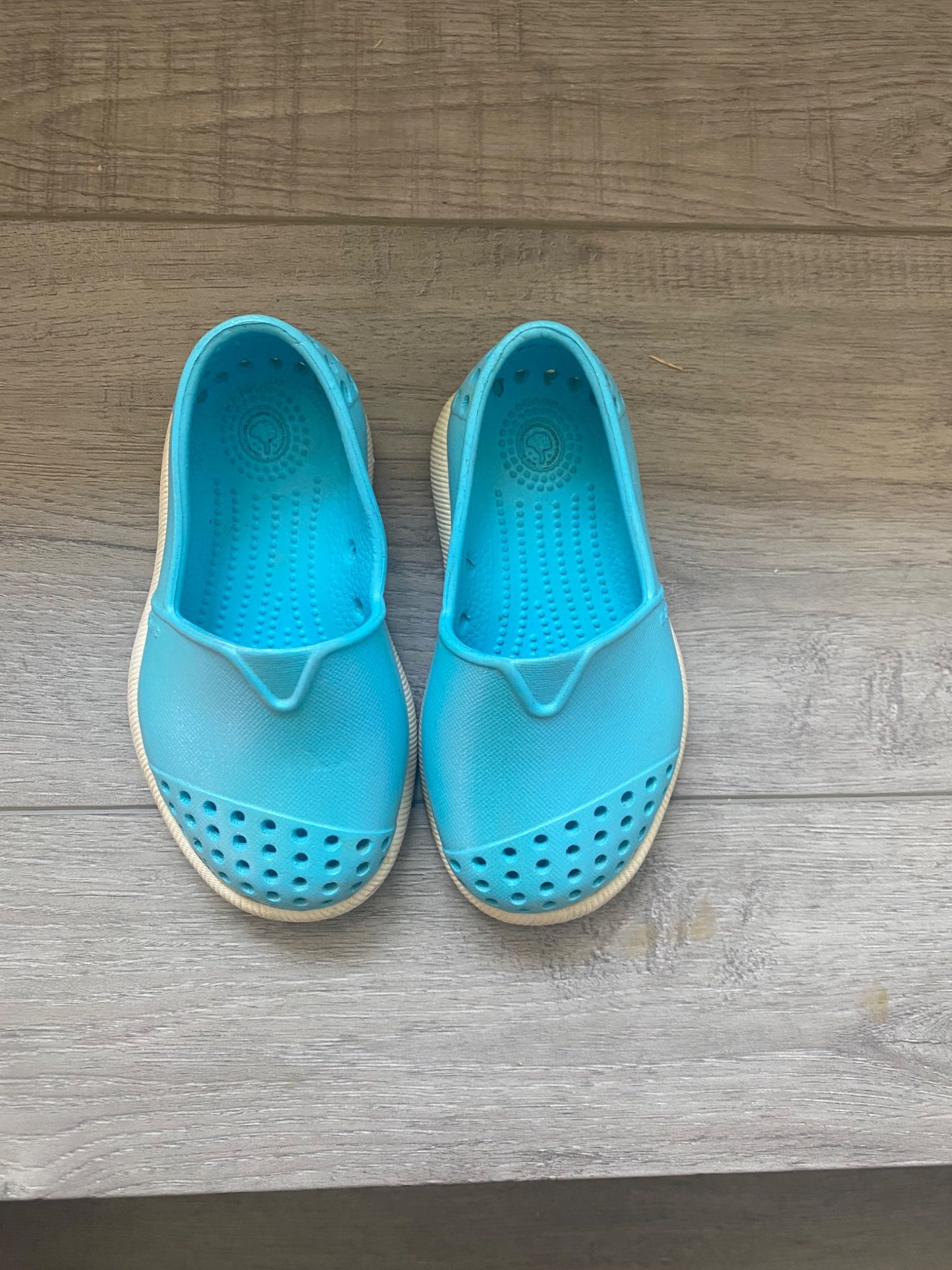 Native toddler size C4, Shoes 4 (Baby: 0-12 mth)