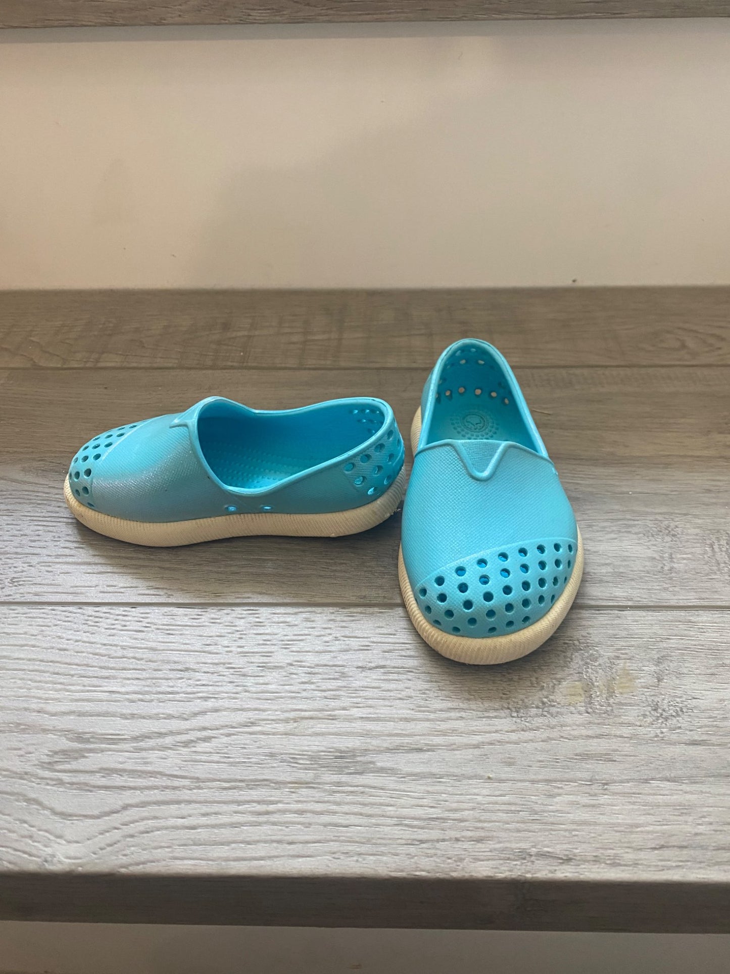 Native toddler size C4, Shoes 4 (Baby: 0-12 mth)