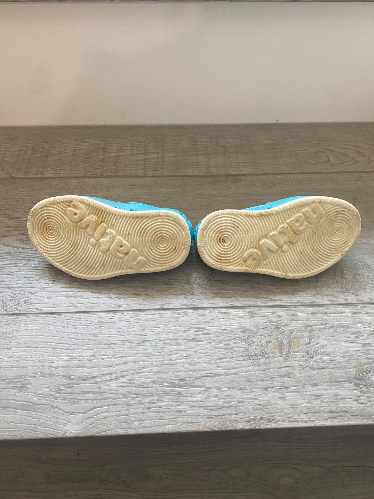 Native toddler size C4, Shoes 4 (Baby: 0-12 mth)