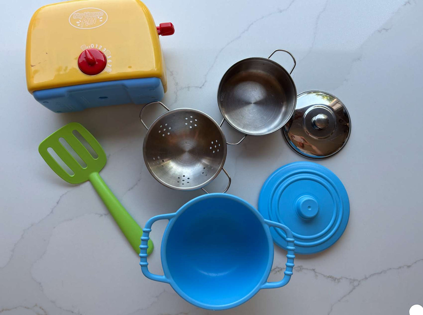 Kitchen toys; toaster, pots