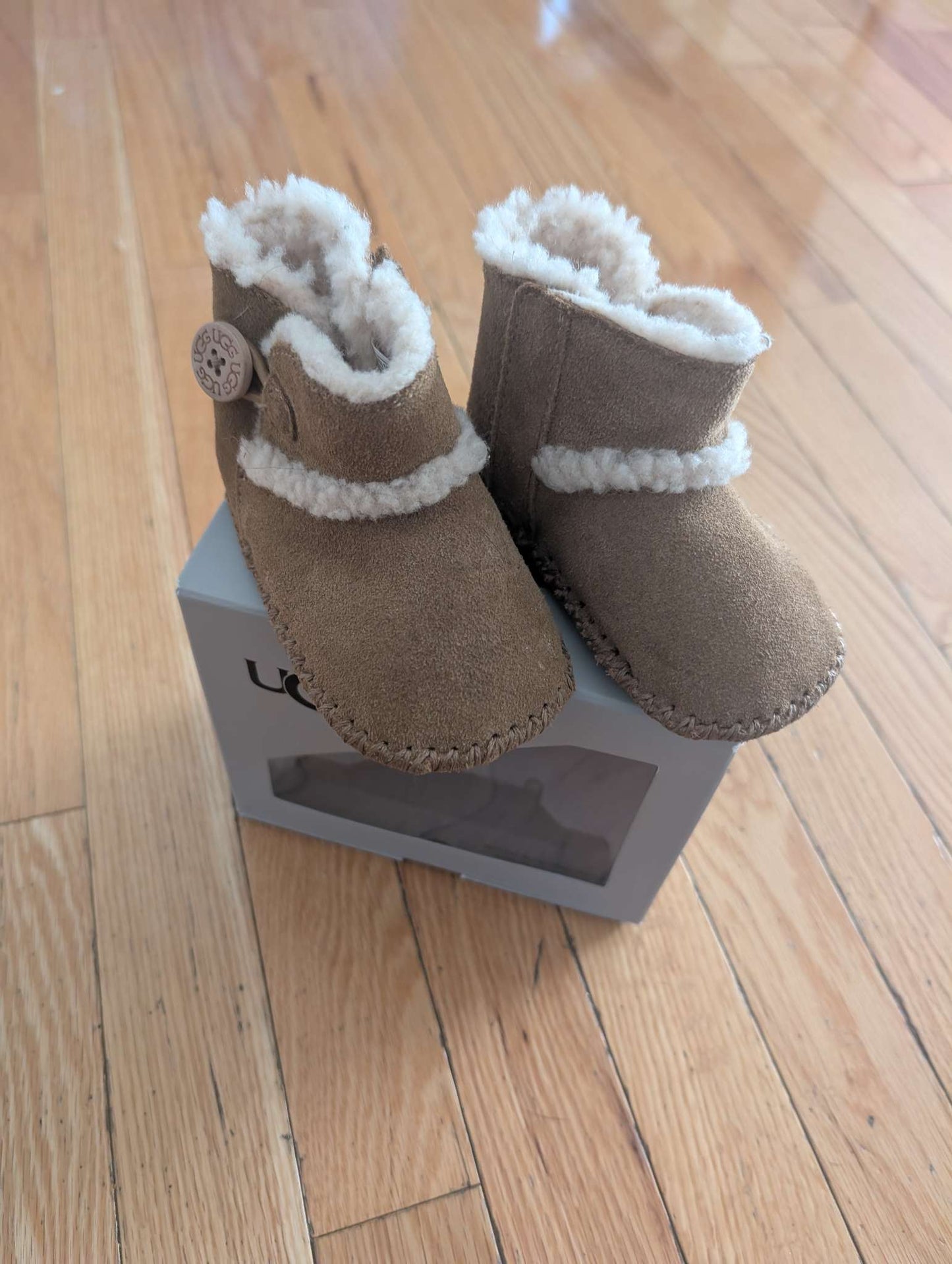 Baby UGG boots - Size 2/3 (6-12 months) MSRP $70, Shoes 3 (Baby: 0-12 mth)