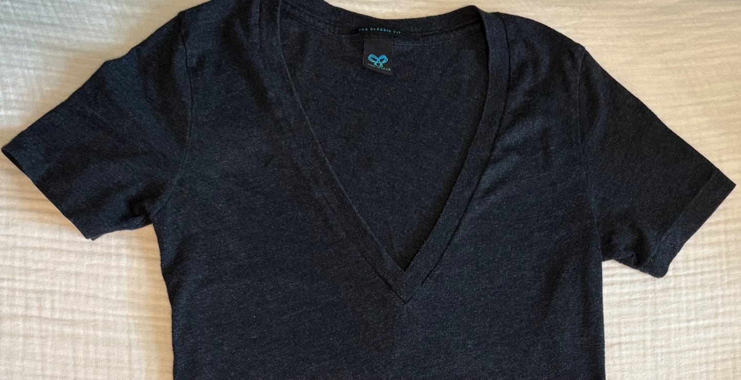 Aritzia TNA Pre-Teen/Teen Girl Short Sleeved V-Neck T-Shirt Size XXS , Kids 16 to 20 (extra large)