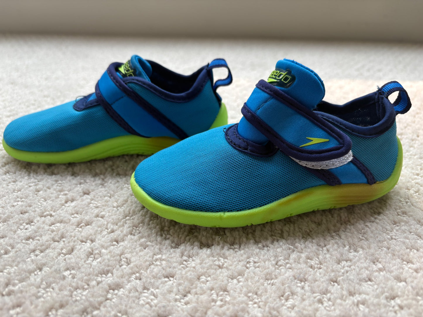 Speedo - blue and green Velcro water shoes, size M (size 6-7), Shoes 6 (Walkers:12-24 mth)