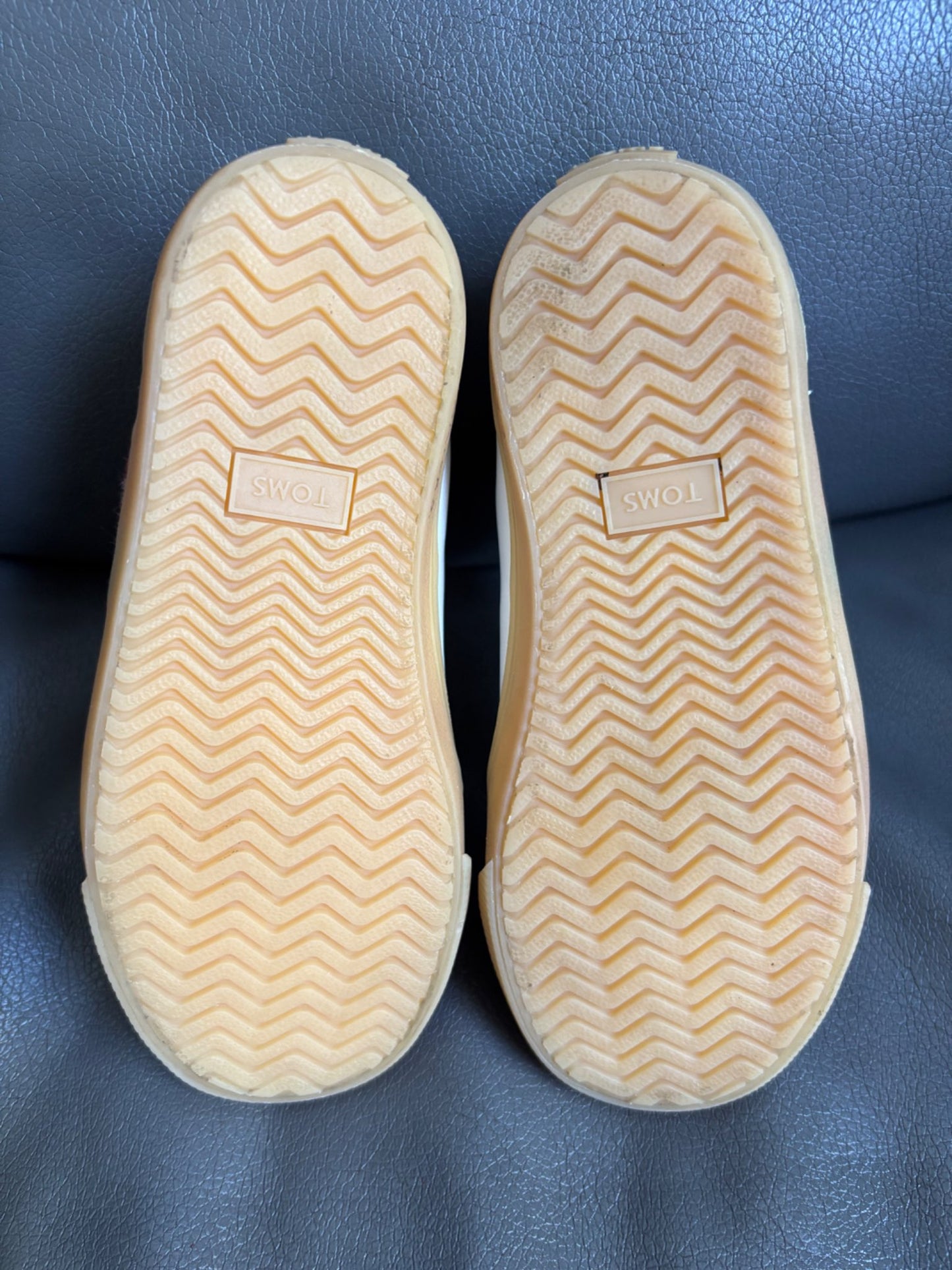 Size Y12 leather Velcro TOM’s , Shoes 11.5 (Toddler:2-4yr)