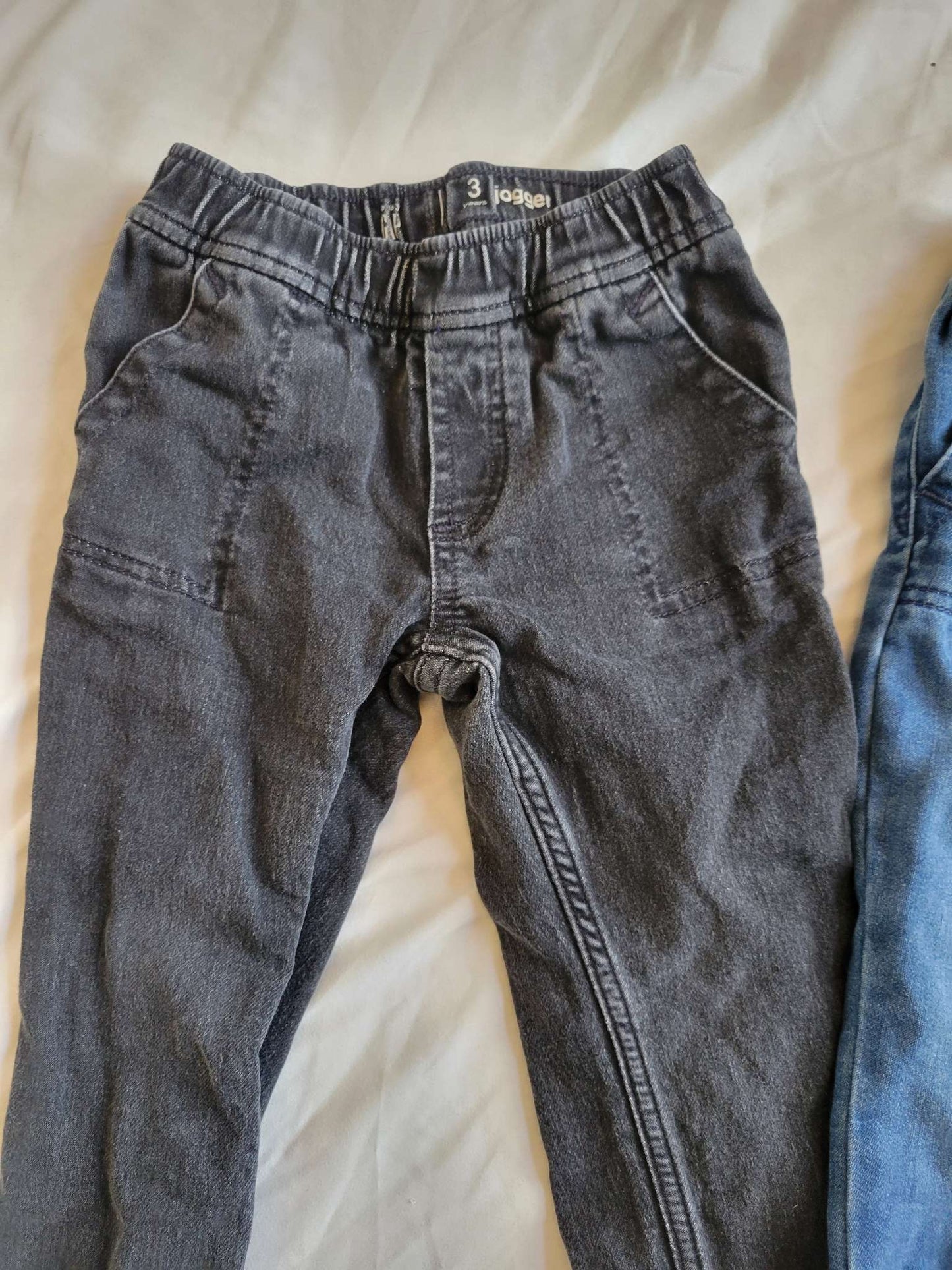 2 Pairs - Gap Jogger Jeans (Black & Blue Jeans) - 3T, Kids 3T