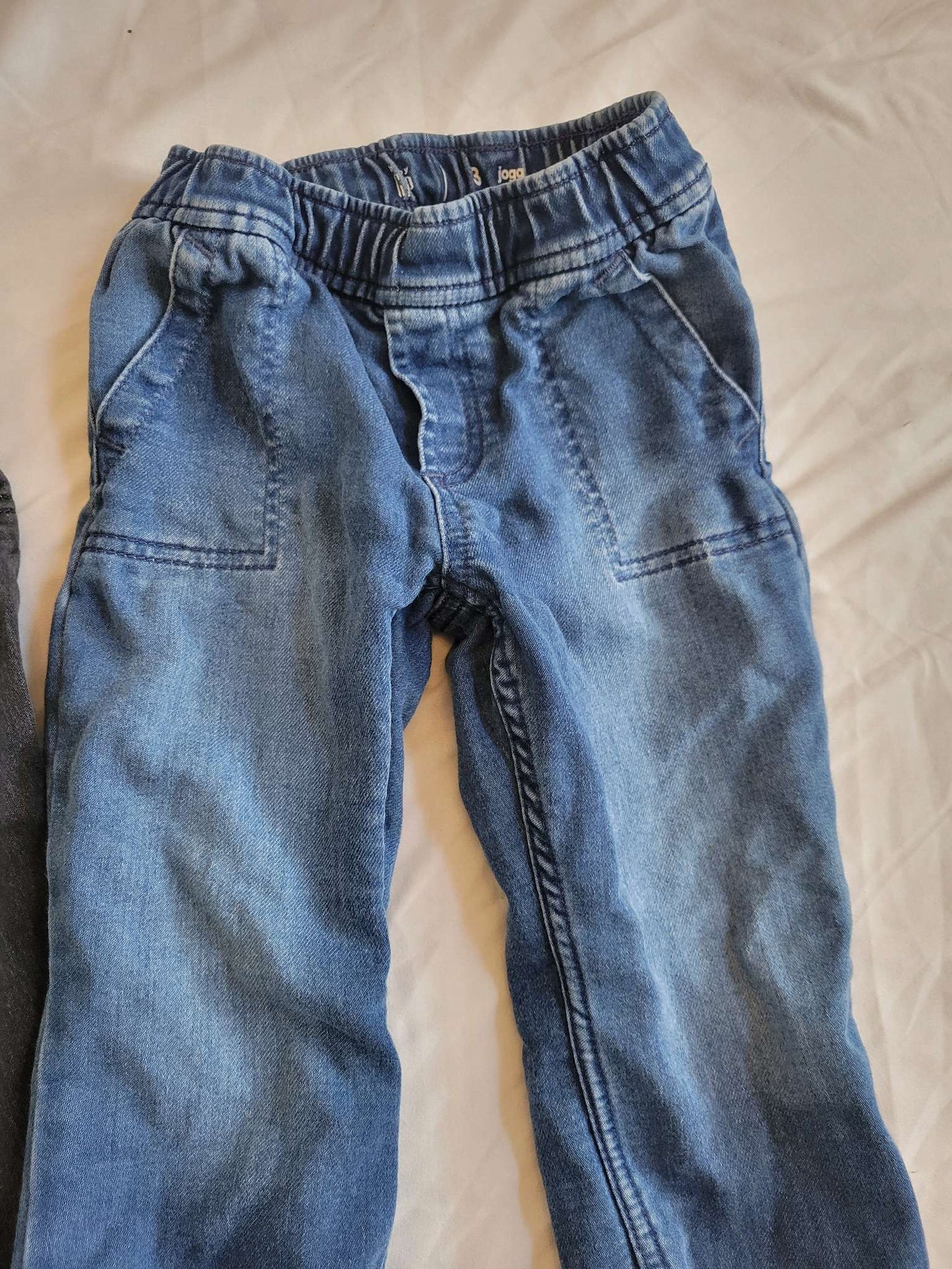 2 Pairs - Gap Jogger Jeans (Black & Blue Jeans) - 3T, Kids 3T