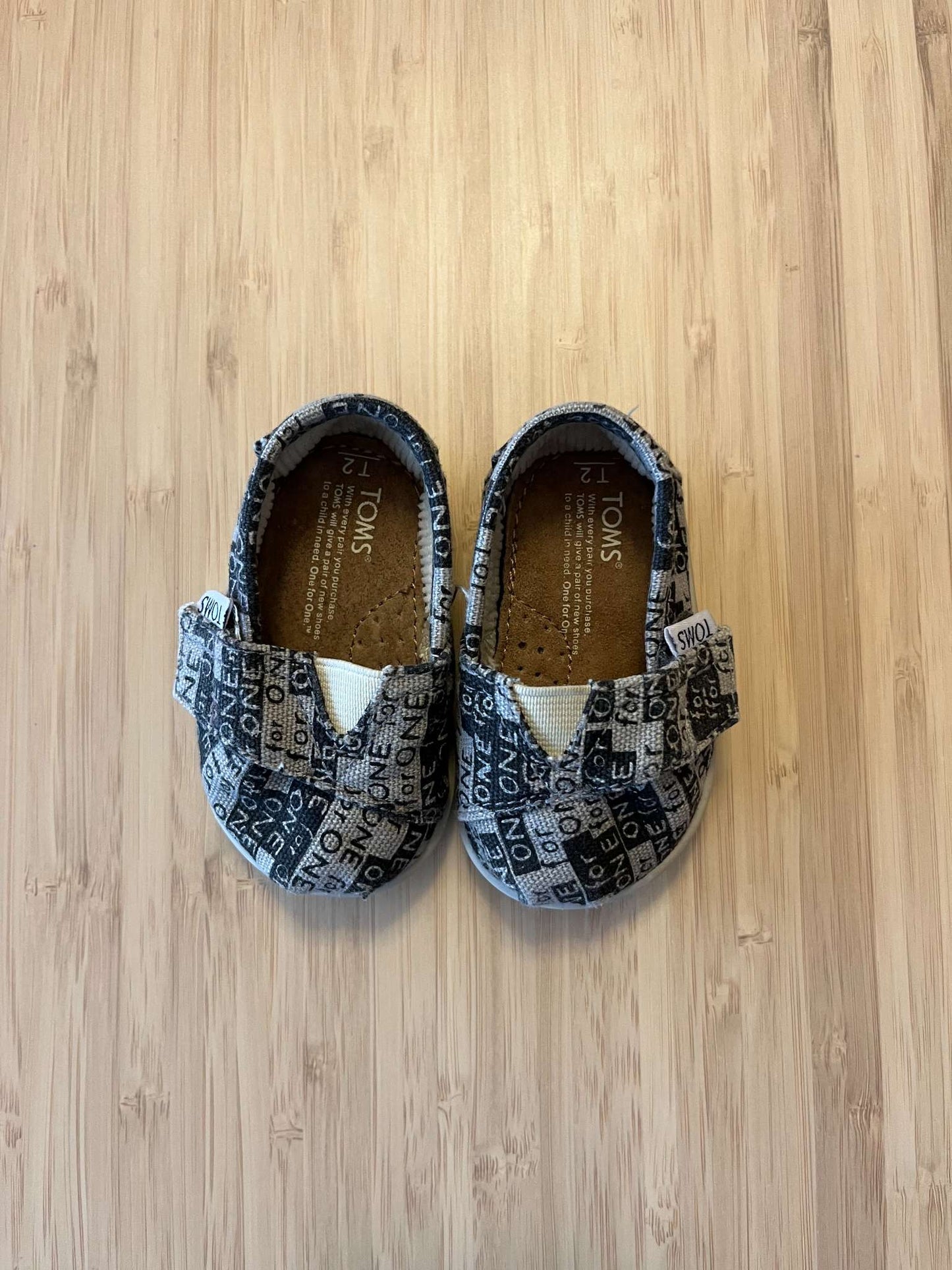 TOMS baby shoes size 2T, Shoes 2 (Baby: 0-12 mth)