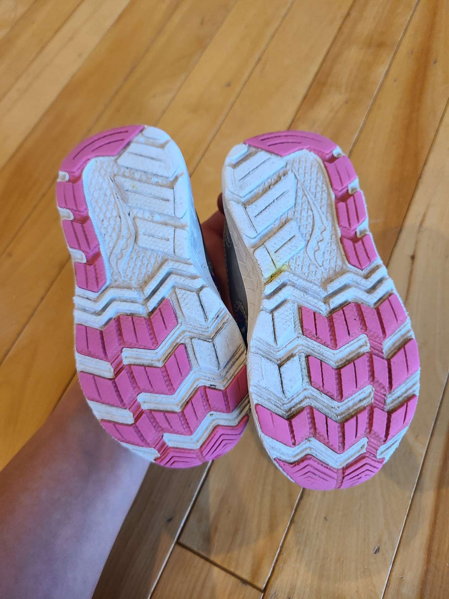 Saucony girls runners Size 8.5 Purple, Shoes 8.5 (Toddler:2-4yr)