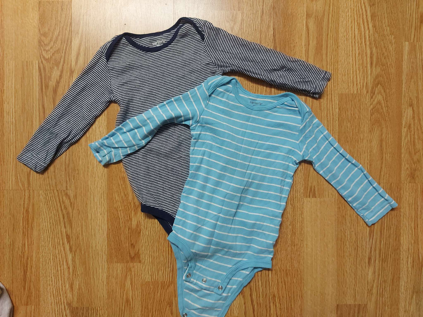 2 Carter's onesies - size 18 months, Kids 18 Month (12-18M)