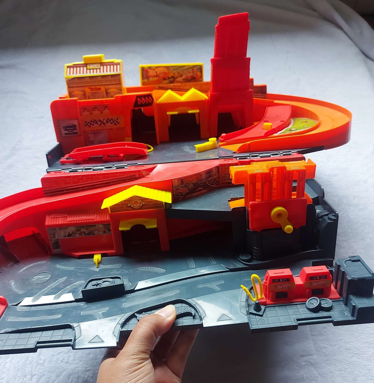 Hot Wheels Sto & Go - Carry-on Playset (no cars included)