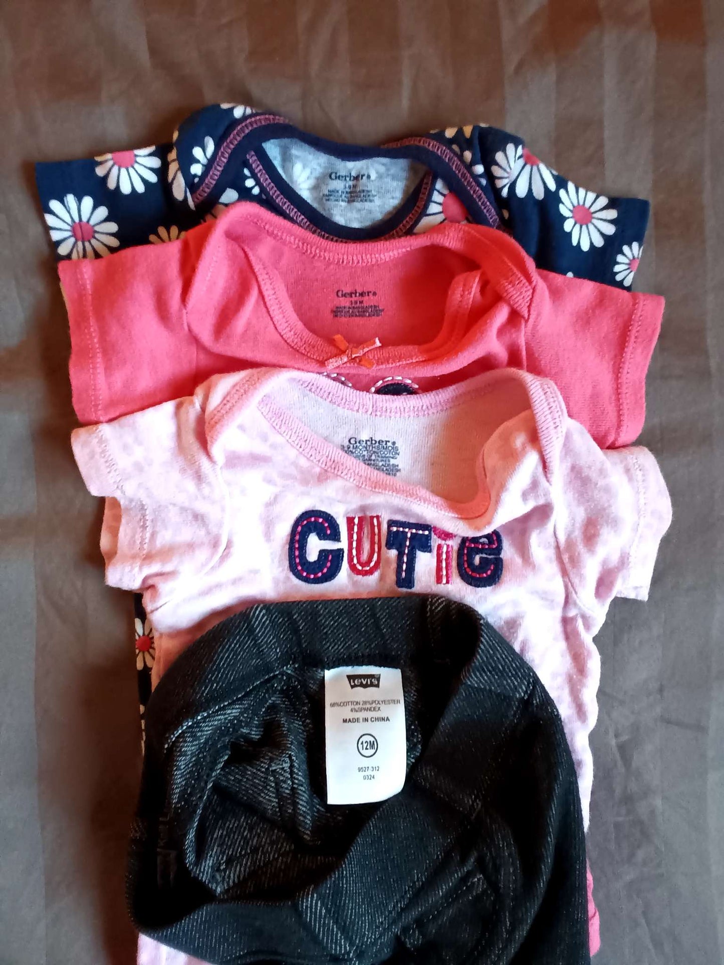 3x Gerber's 3-9 month Onsies + Levi Jeggings, Kids 9 Month (6-9M)