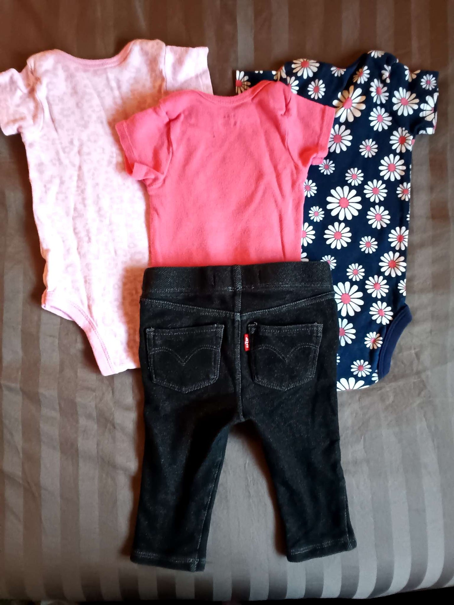 3x Gerber's 3-9 month Onsies + Levi Jeggings, Kids 9 Month (6-9M)