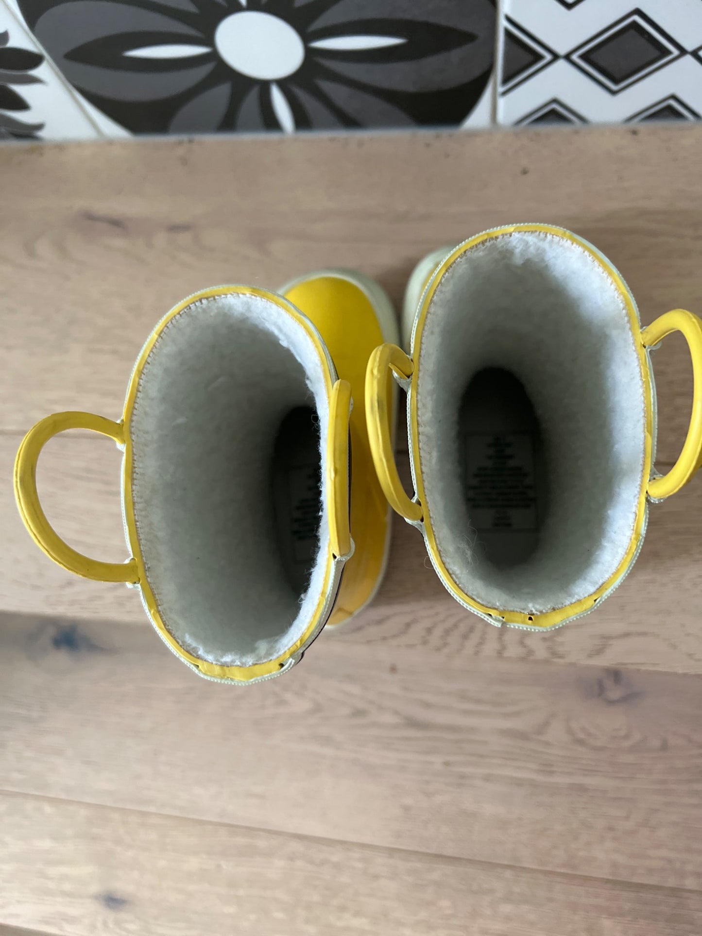 Fleece lined yellow rain boots 8C , Shoes 8 (Toddler:2-4yr)