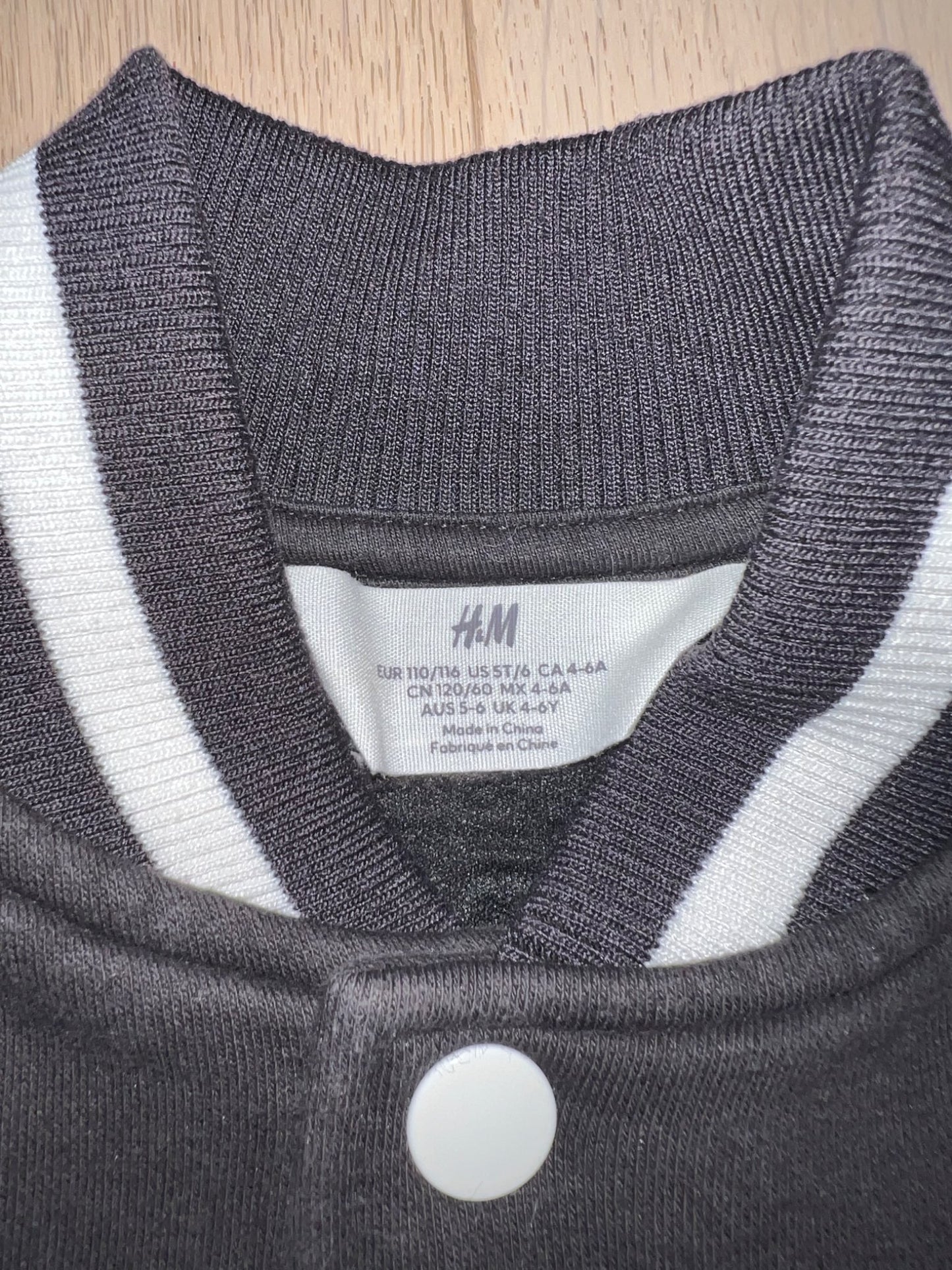 H&M Among Us Sweater Jacket , Kids 5/5T (extra small)