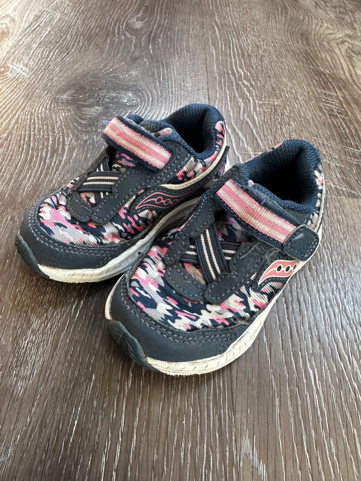 Saucony runners, Size 6, VGUC, Shoes 6 (Walkers:12-24 mth)
