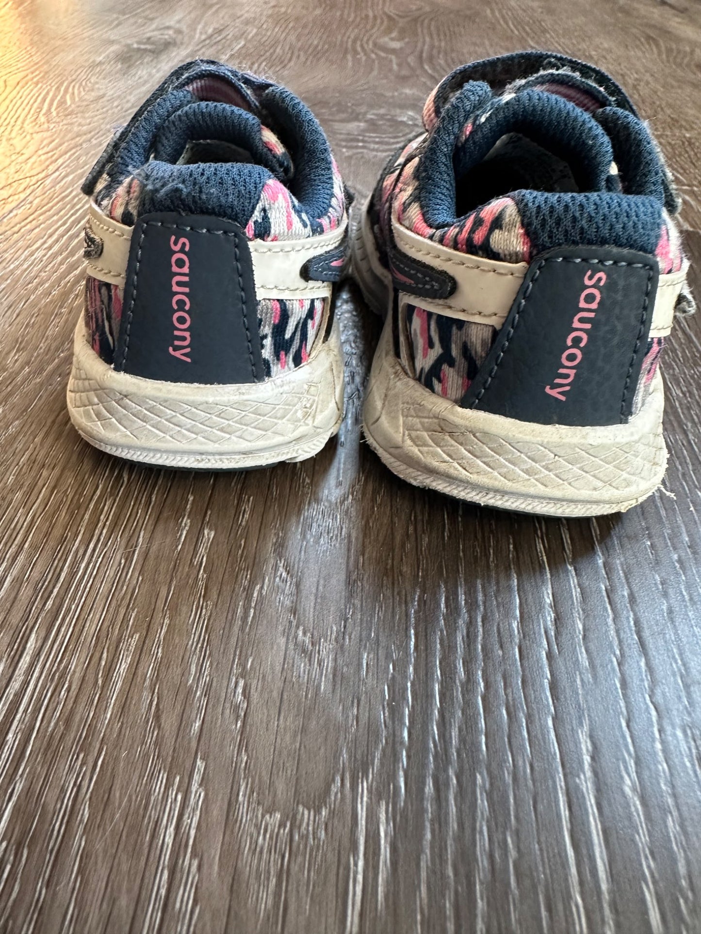 Saucony runners, Size 6, VGUC, Shoes 6 (Walkers:12-24 mth)