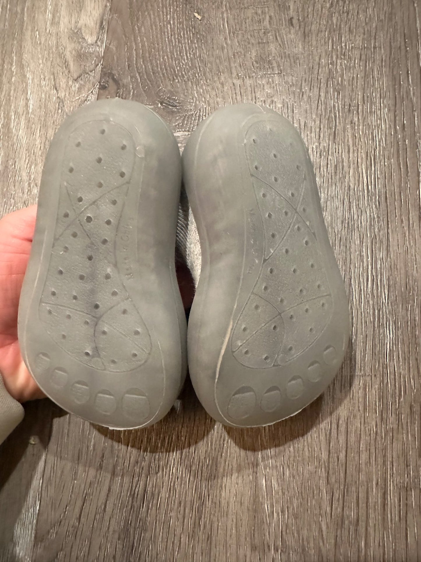 Baby non-slip shoe socks, size 4/5, EUC, Shoes 4 (Baby: 0-12 mth)