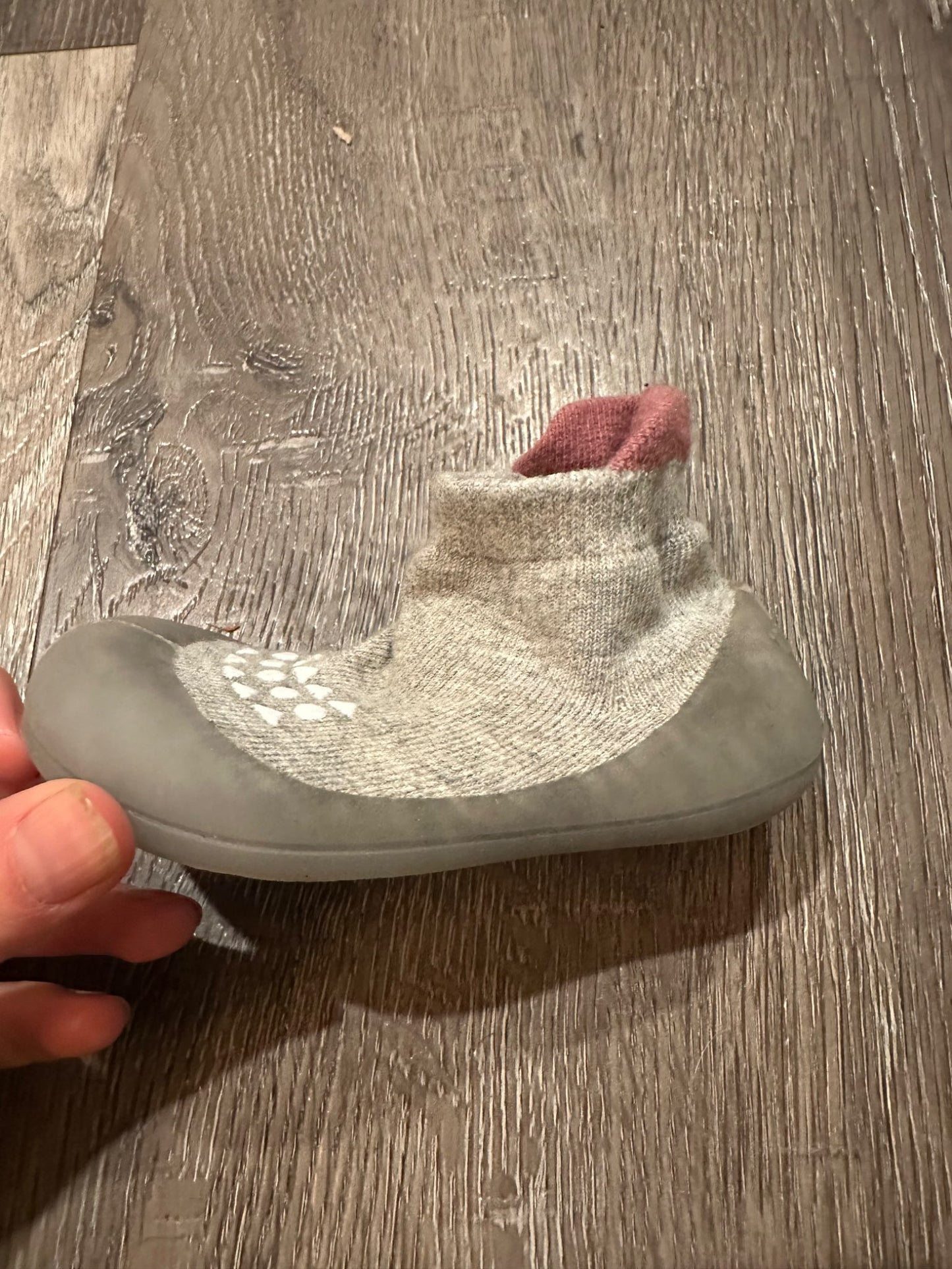Baby non-slip shoe socks, size 4/5, EUC, Shoes 4 (Baby: 0-12 mth)